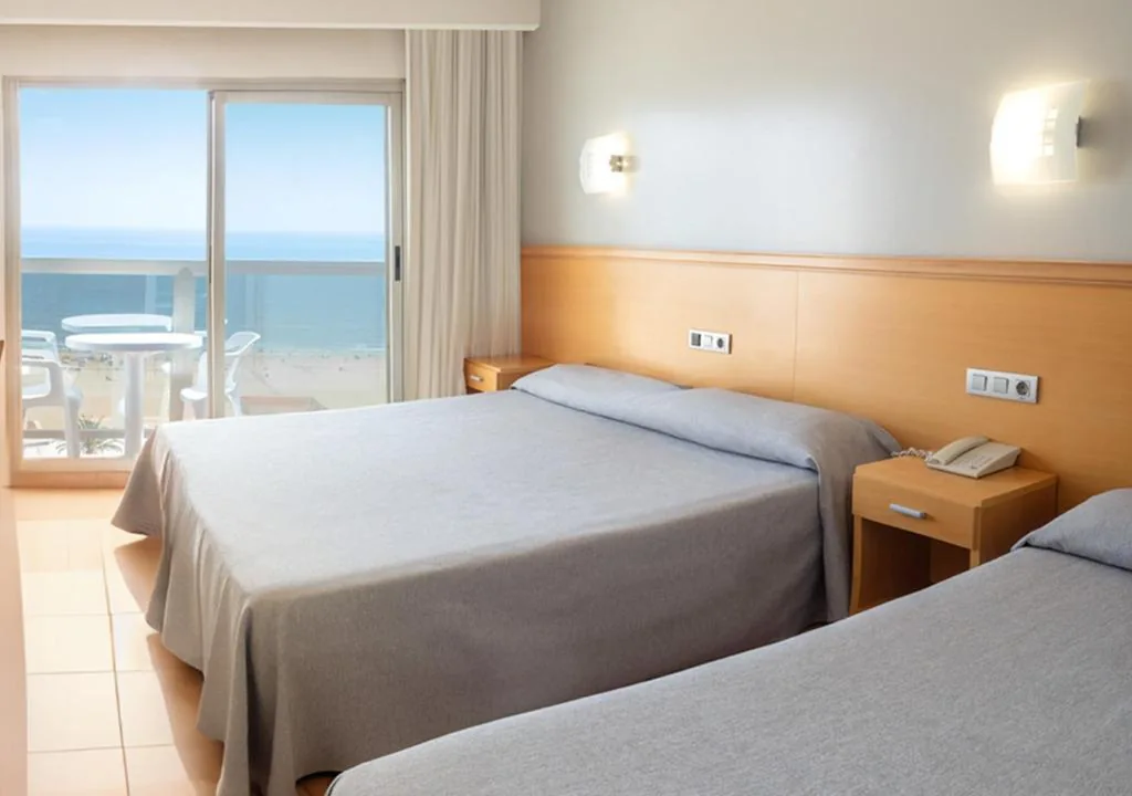 Vierbettzimmer (2 Erwachsene + 2 Kinder) — Hotel RH Gijón & Spa