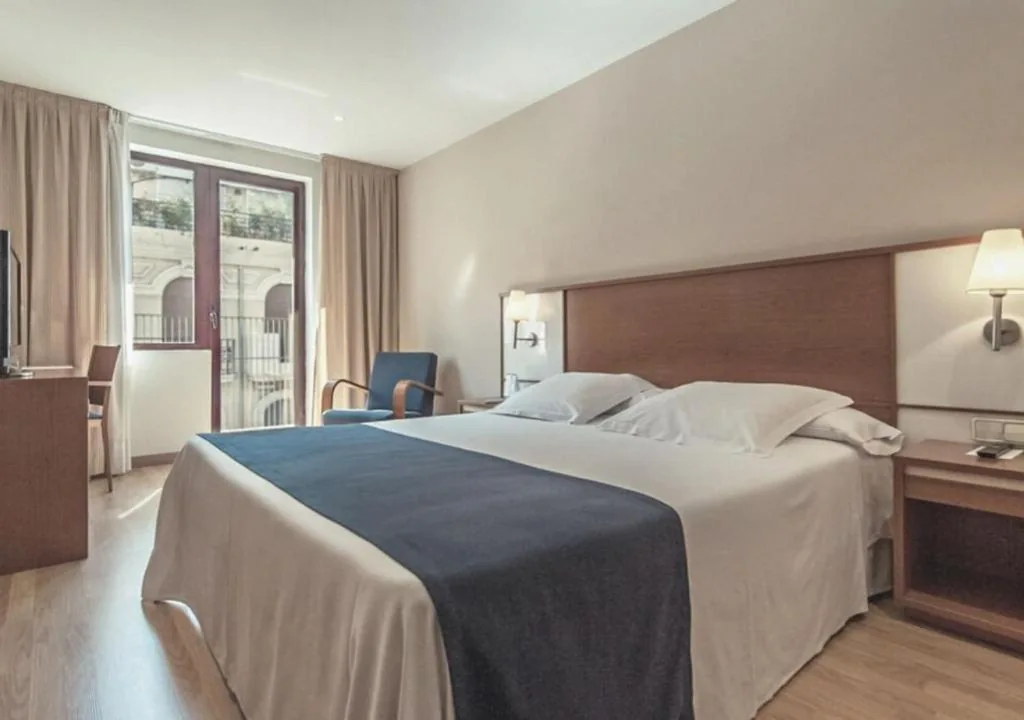 Standard with Balcony (2 adults) — Hotel RH Sorolla Centro