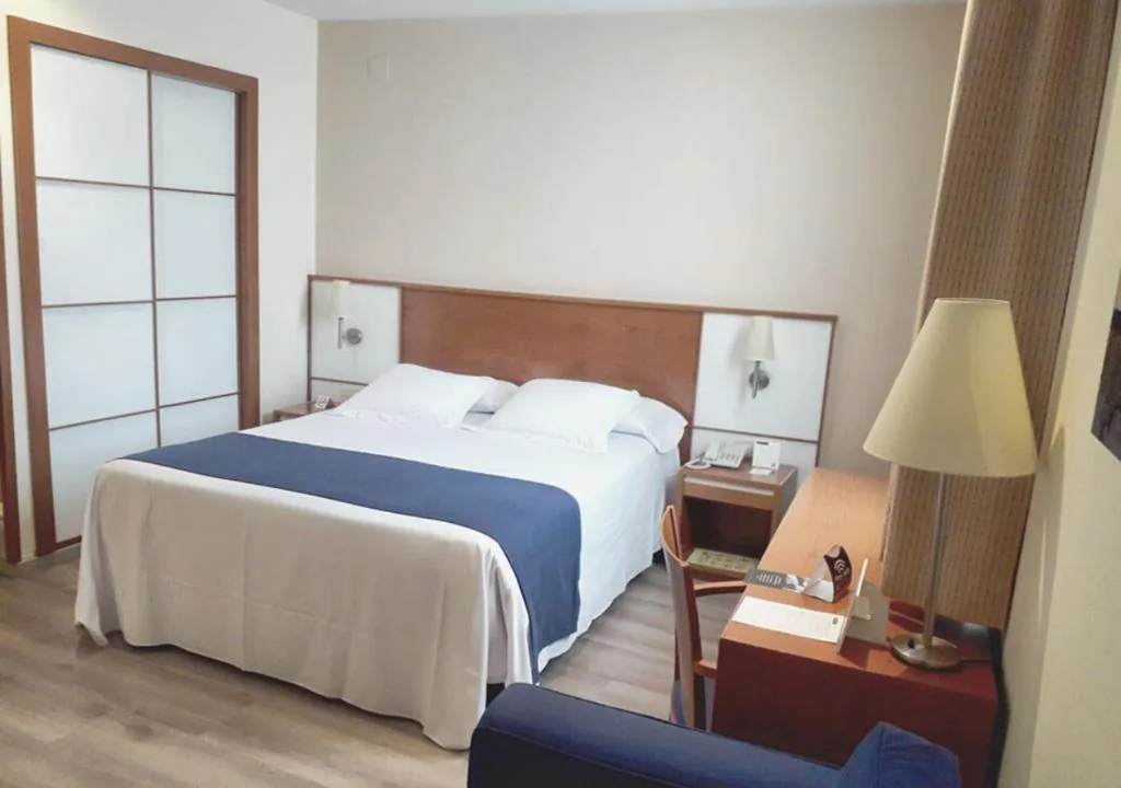 Deluxe Double Room with Terrace (2 adults) — Hotel RH Sorolla Centro