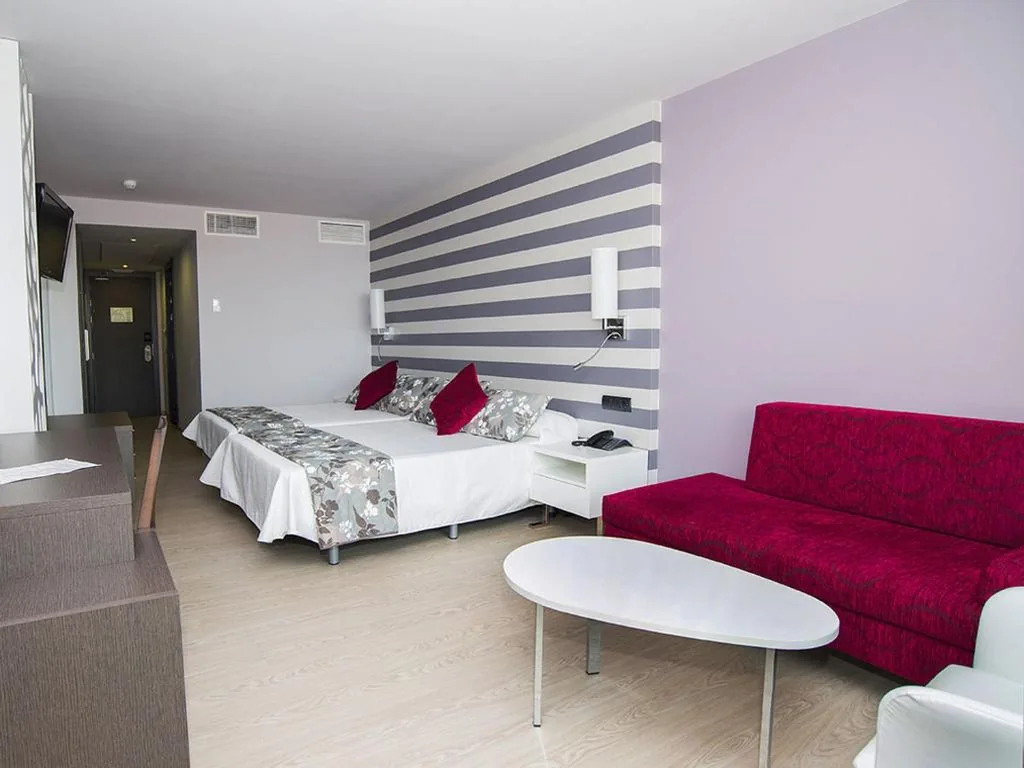 Habitación Cuádruple con terraza (3 adultos + 1 niño) — Hotel RH Vinarós Aura