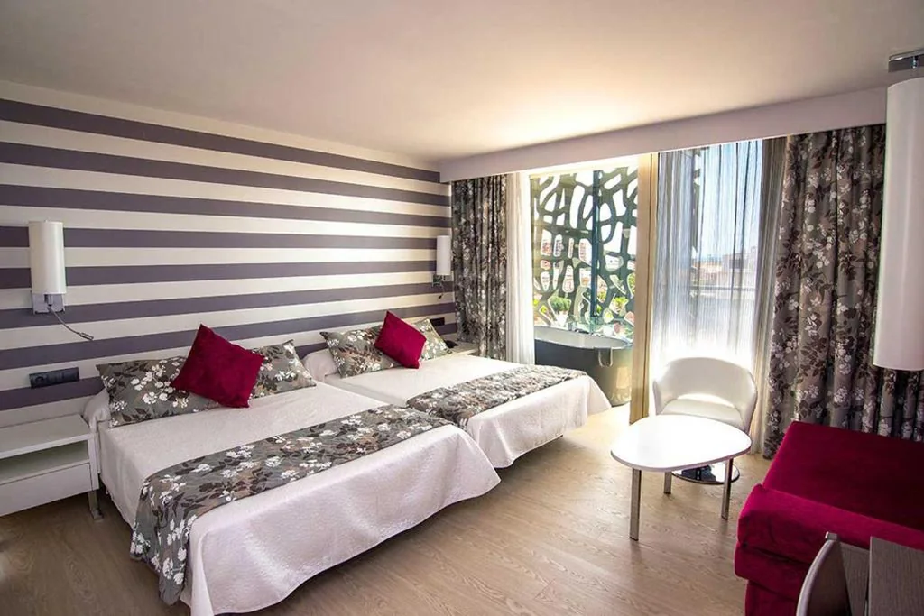 Habitación Doble Deluxe con terraza (2 adultos + 1 niño) — Hotel RH Vinarós Aura