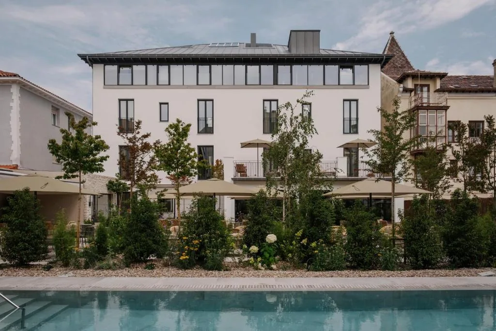 Habitación con cama grande y balcón — Hotel Rhin Garden