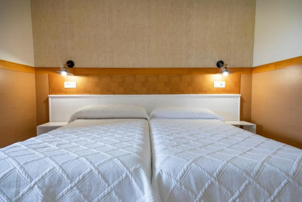 Tweepersoonskamer - 1 of 2 bedden — Hotel Ría de Suances