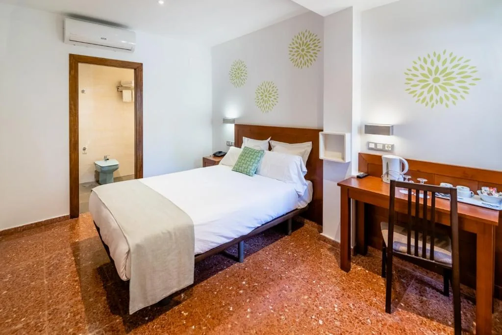 Habitación Doble con vistas al parking - Planta baja — Hotel Riad Arruzafa