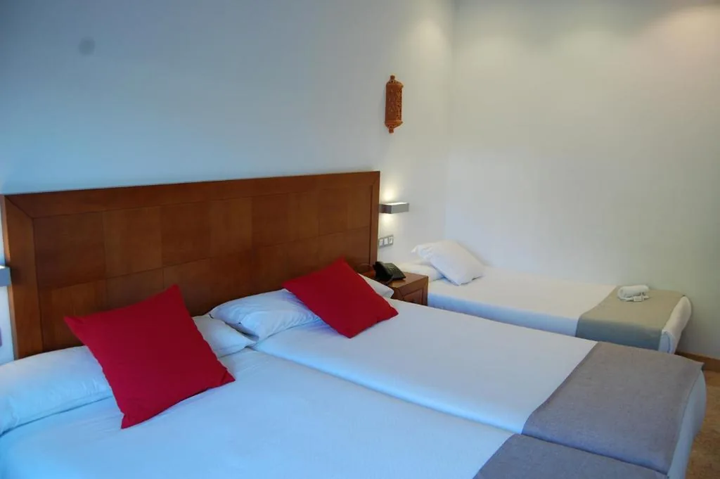 Habitación Triple con aparcamiento — Hotel Riad Arruzafa