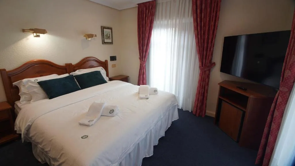 Tweepersoonskamer met eigen badkamer — HOTEL RIAZA