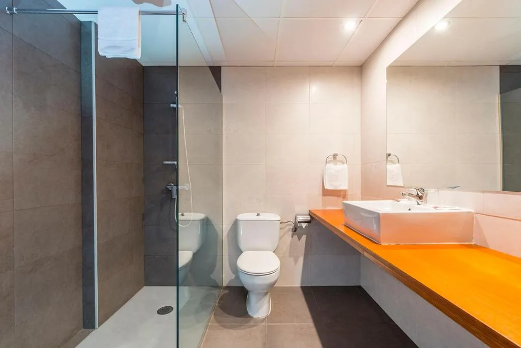 Camera con letto king-size e balcone — Hotel Ridomar 365