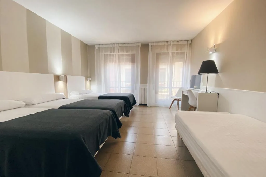 Camera Familiare con balcone — Hotel Rio Arga