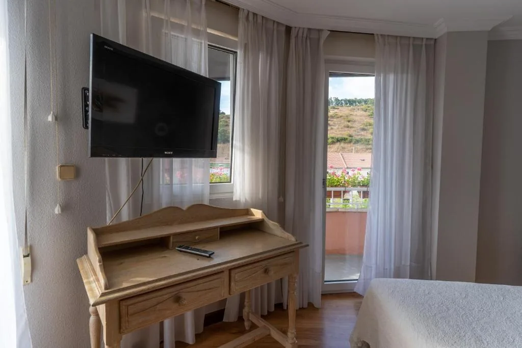 Habitación con cama grande y balcón — Hotel Río Cea