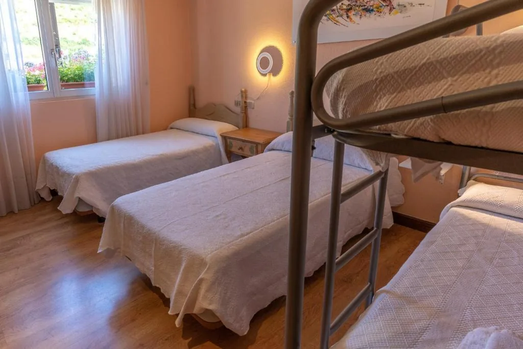 Habitación Cuádruple con vistas a la montaña — Hotel Río Cea