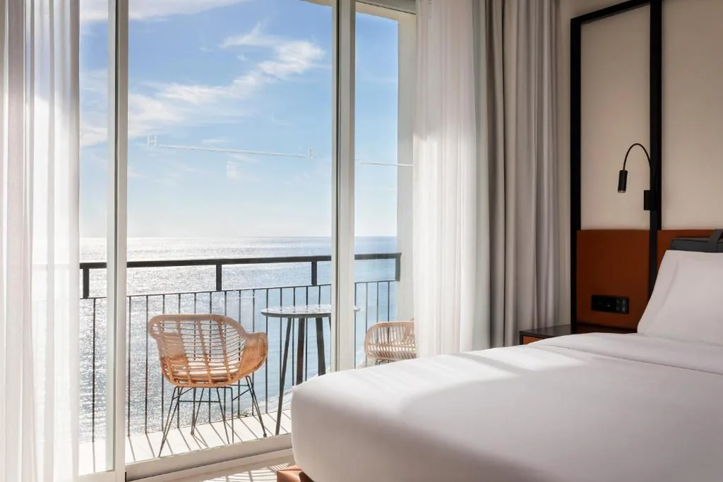 Deluxe-Zimmer mit Meerblick - extragroßes Doppelbett — Hotel Riomar Ibiza, a Tribute Portfolio Hotel