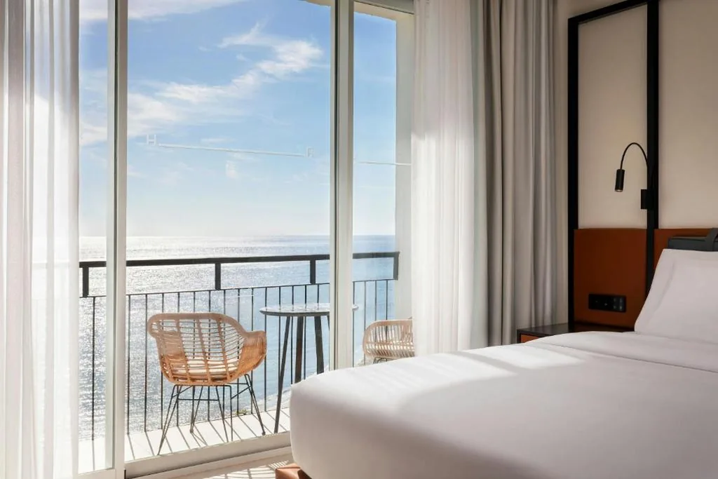 Premier-Doppelzimmer mit Meerblick - großes Bett — Hotel Riomar Ibiza, a Tribute Portfolio Hotel