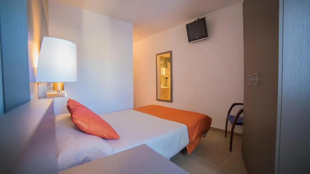 Camera doppia economica (senza vista) - 1 o 2 letti — Hotel Risech