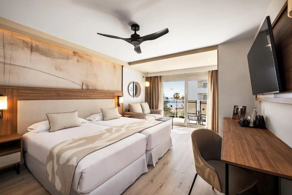 Chambre double avec balcon et vue latérale sur la mer — Hotel Riu Palace Nautilus - Adults Only