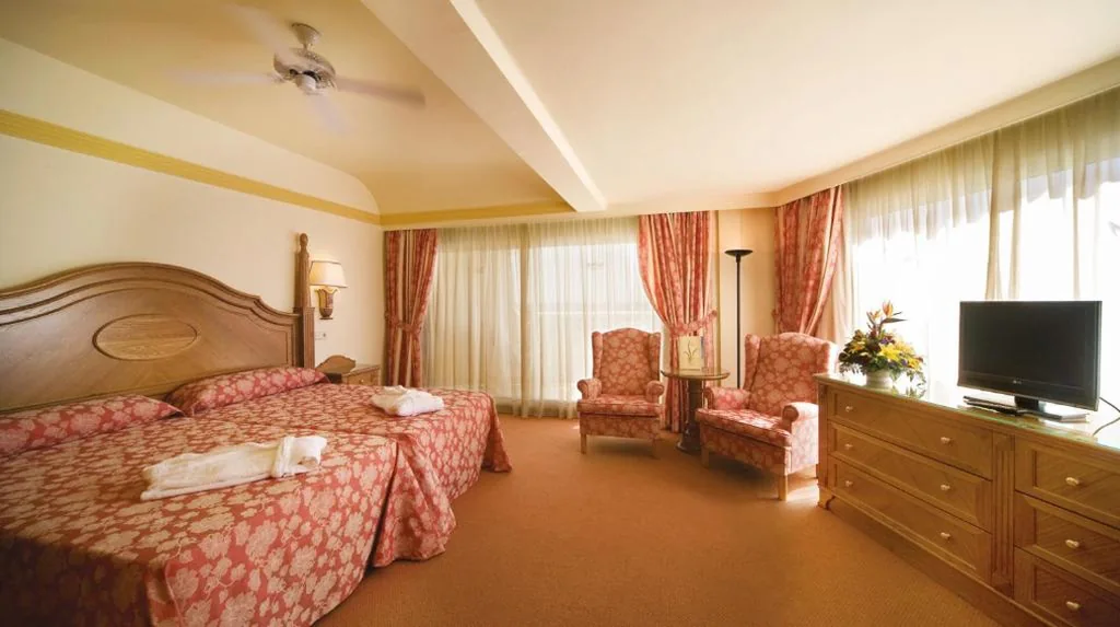 Suite con terraza — Hotel Riu Palace Tres Islas