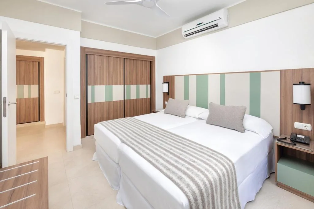 Habitación Familiar — Hotel Riu Paraiso Lanzarote - All Inclusive