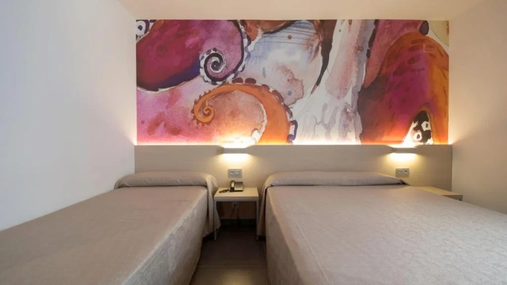 Chambre triple avec vue sur la piscine — Hotel Riviera