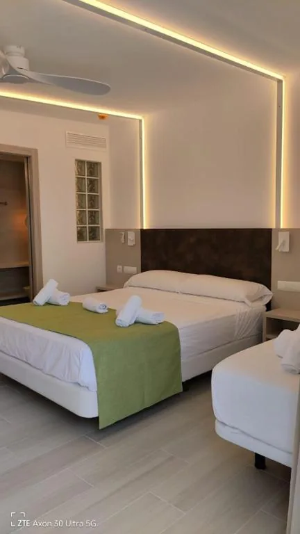 Quarto Duplo Deluxe com vista lateral para o mar — Hotel Roca Bella