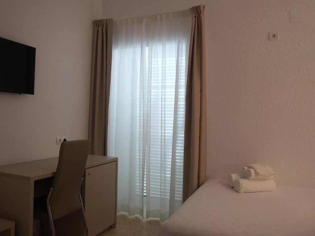 Quarto Individual Económico — Hotel Roca Bella