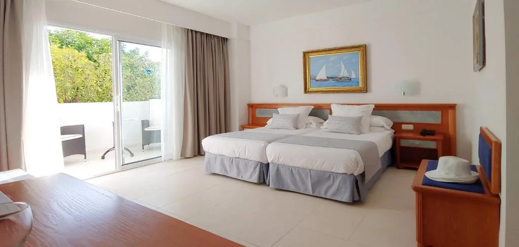 Habitación Doble Superior con terraza - 1 o 2 camas — Hotel Rocamarina - Adults Only