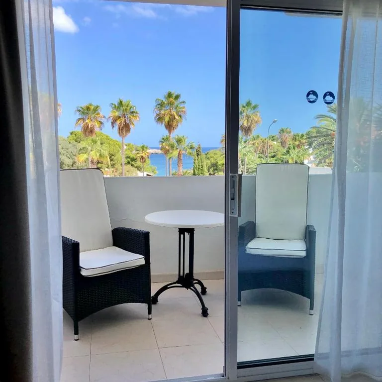 Habitación Doble Superior con vistas al mar - 1 o 2 camas — Hotel Rocamarina - Adults Only