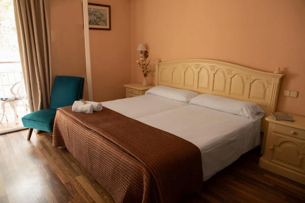 Habitación cuádruple — Hotel Roger de Flor by Seleqtta