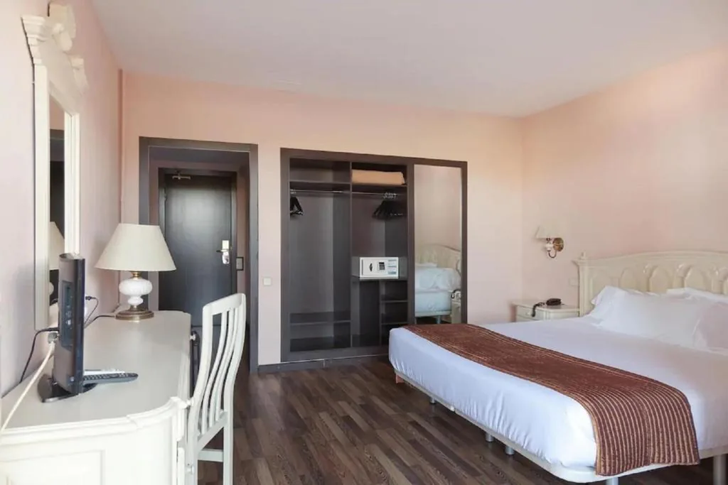 Habitación cuádruple — Hotel Roger de Flor by Seleqtta