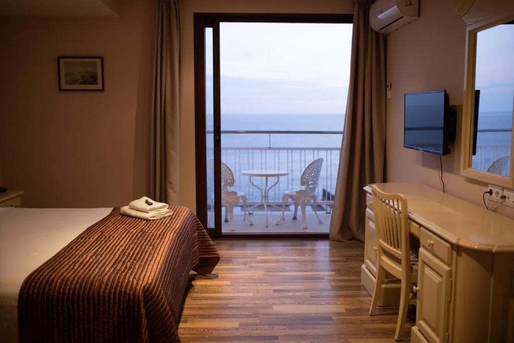 Habitación Doble con vistas al mar — Hotel Roger de Flor by Seleqtta