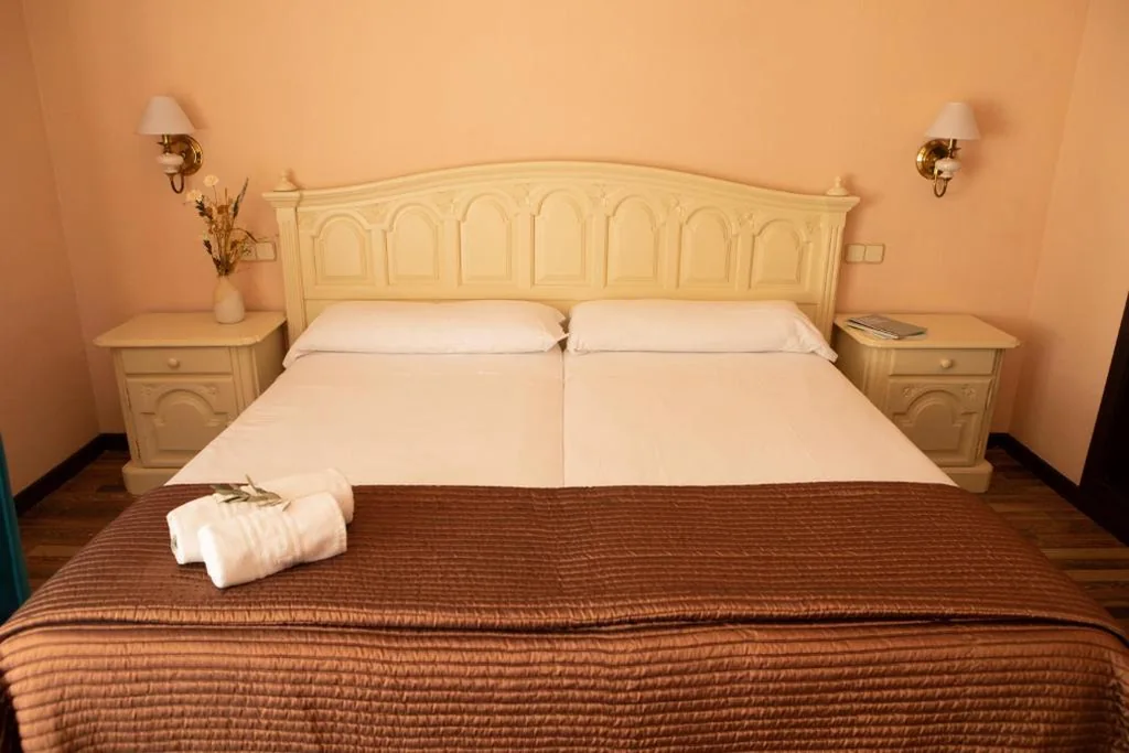 Habitación Triple Estándar — Hotel Roger de Flor by Seleqtta