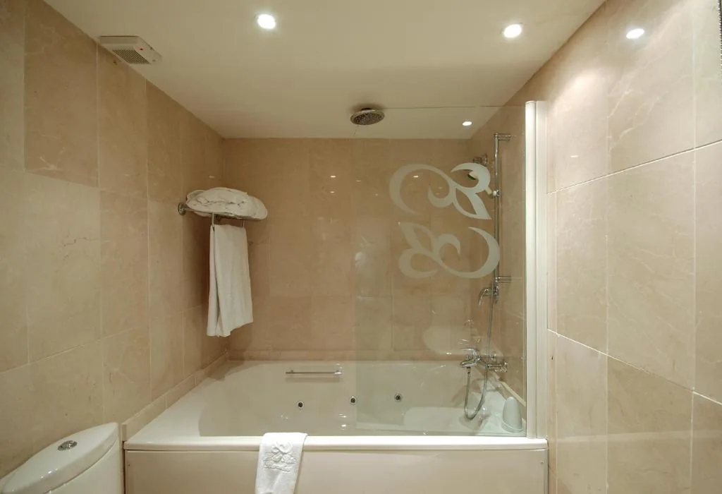 Chambre Deluxe avec baignoire balnéo — Hotel Roger de Llúria