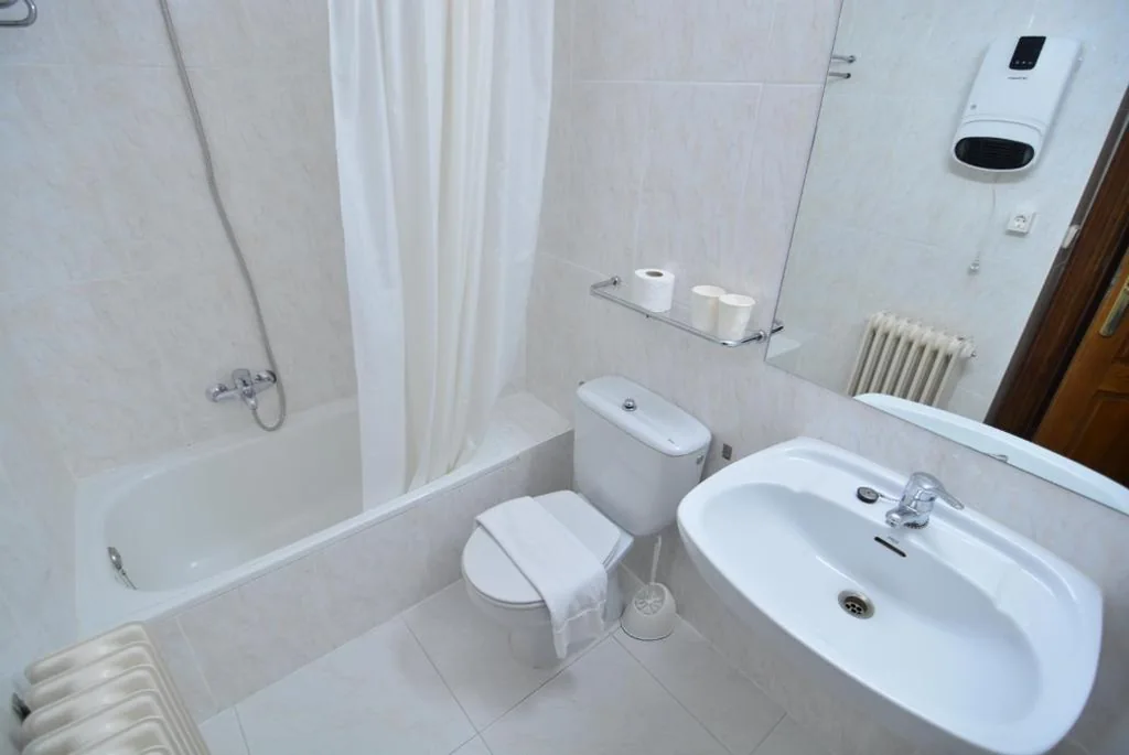 Budget tweepersoonskamer met 2 bedden — Hotel Rooms Ducay