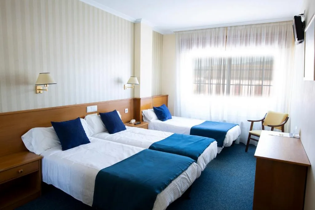 Dreibettzimmer — Hotel Rosalía