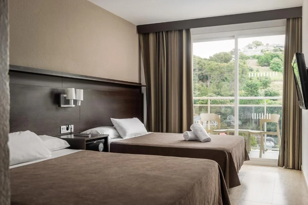 Habitación Doble con cama supletoria (2 adultos + 2 niños) — Hotel Rosamar Garden Resort 4*