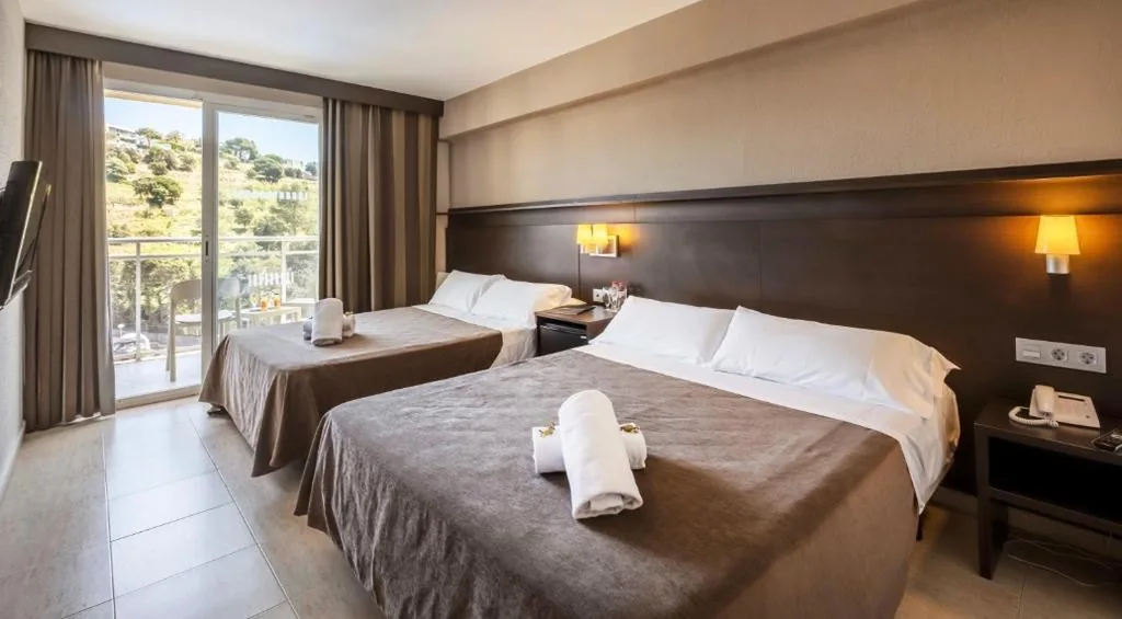 Habitación Doble con vistas a la piscina (2 adultos + 2 niños) - 2 camas — Hotel Rosamar Garden Resort 4*