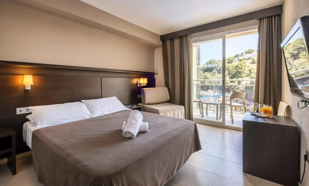 Habitación Doble con vistas a la piscina (2 adultos + 1 niño) - 1 o 2 camas — Hotel Rosamar Garden Resort 4*