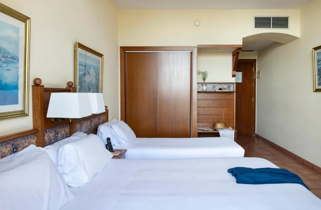 Camera tripla Superior — Hotel Roses Platja
