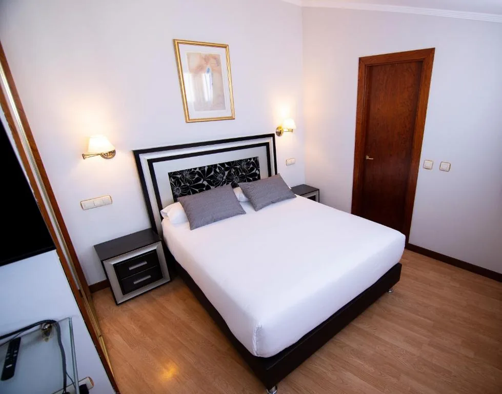 Large Single Room — Hotel Rua Salamanca