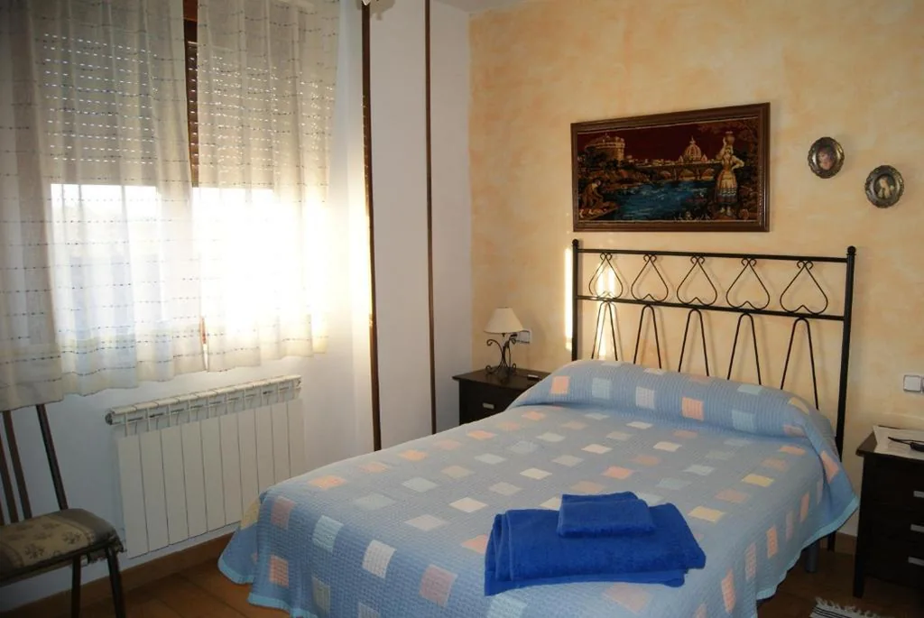 Habitación con cama grande — Hotel Rural Casa El Cura