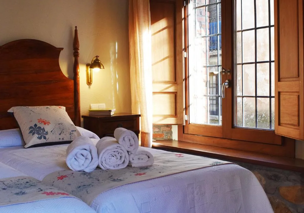 Aangepaste tweepersoonskamer voor personen met een beperking met 2 aparte bedden — Hotel Rural CHOUSA VERDE