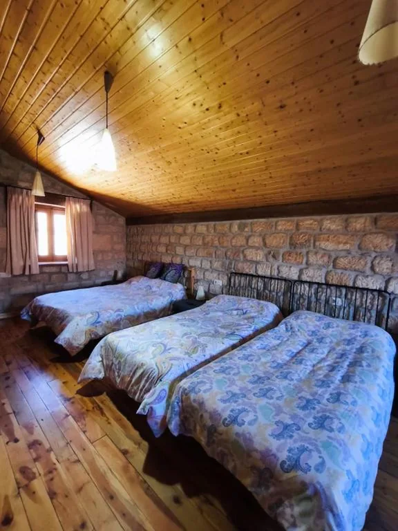Vierpersoonskamer met badkamer — Hotel Rural del Médico