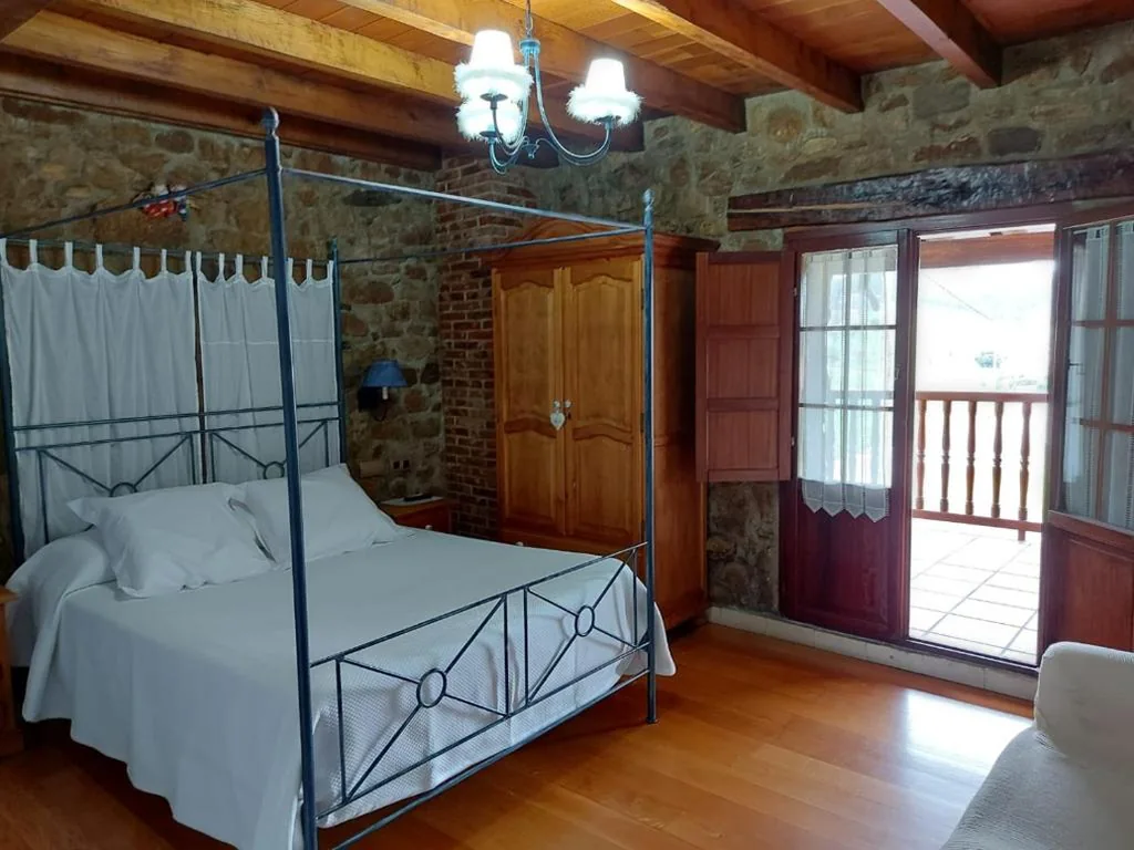 Chambre double avec terrasse et baignoire balnéo — Hotel Rural El Angel de la Guarda