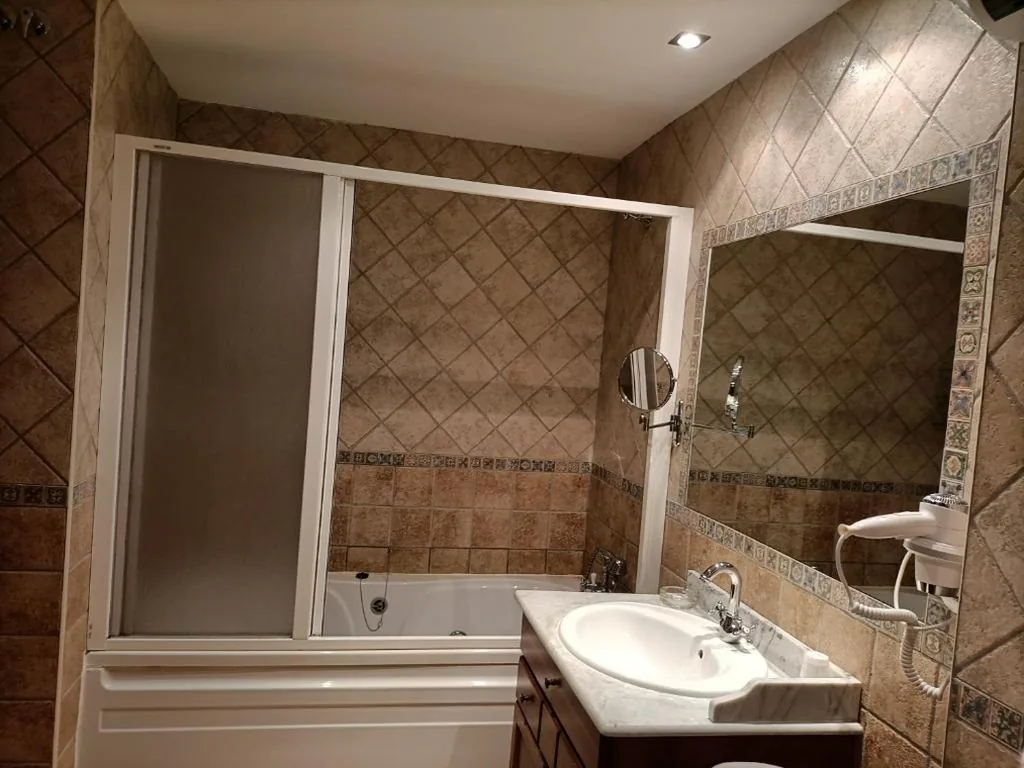 Habitación con cama grande y bañera de hidromasaje — Hotel Rural El Jardin