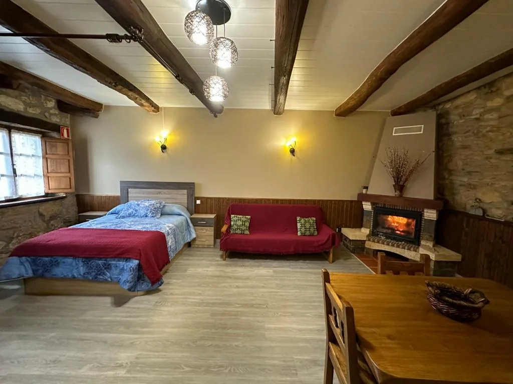 Monolocale con letto king size e divano letto — Hotel Rural El Lagar De Las Médulas
