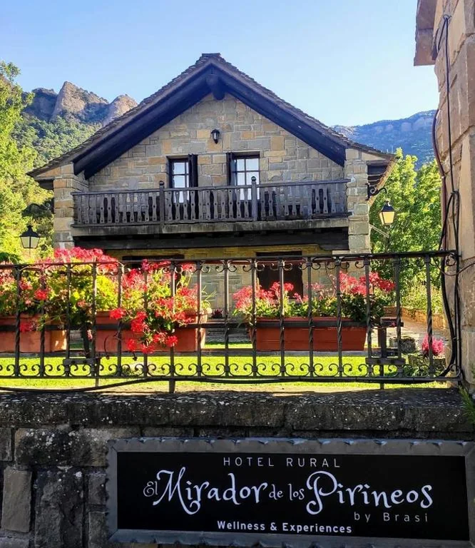 Zimmer mit großem Doppelbett und Balkon — Hotel Rural El Mirador de los Pirineos