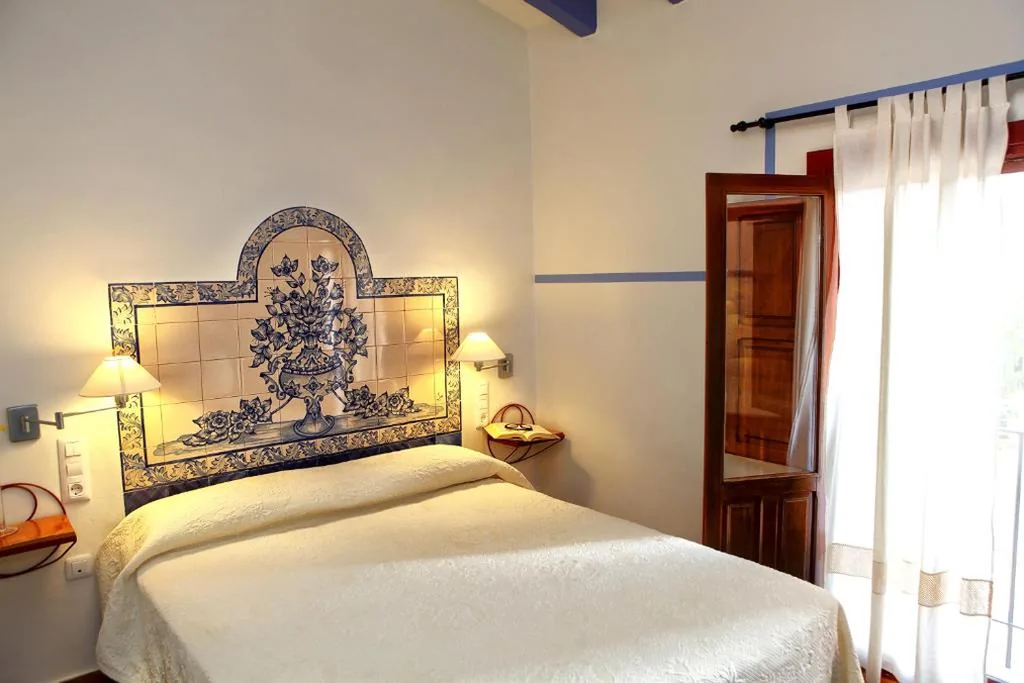 Quarto com cama de casal e varanda — Hotel Rural El Molino de Felipe