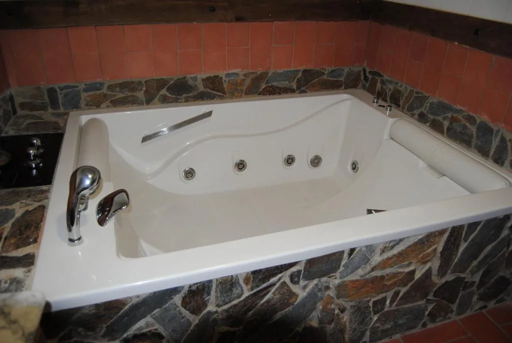 Suite Doble con bañera de hidromasaje (2 adultos) — Hotel Rural El Rocal