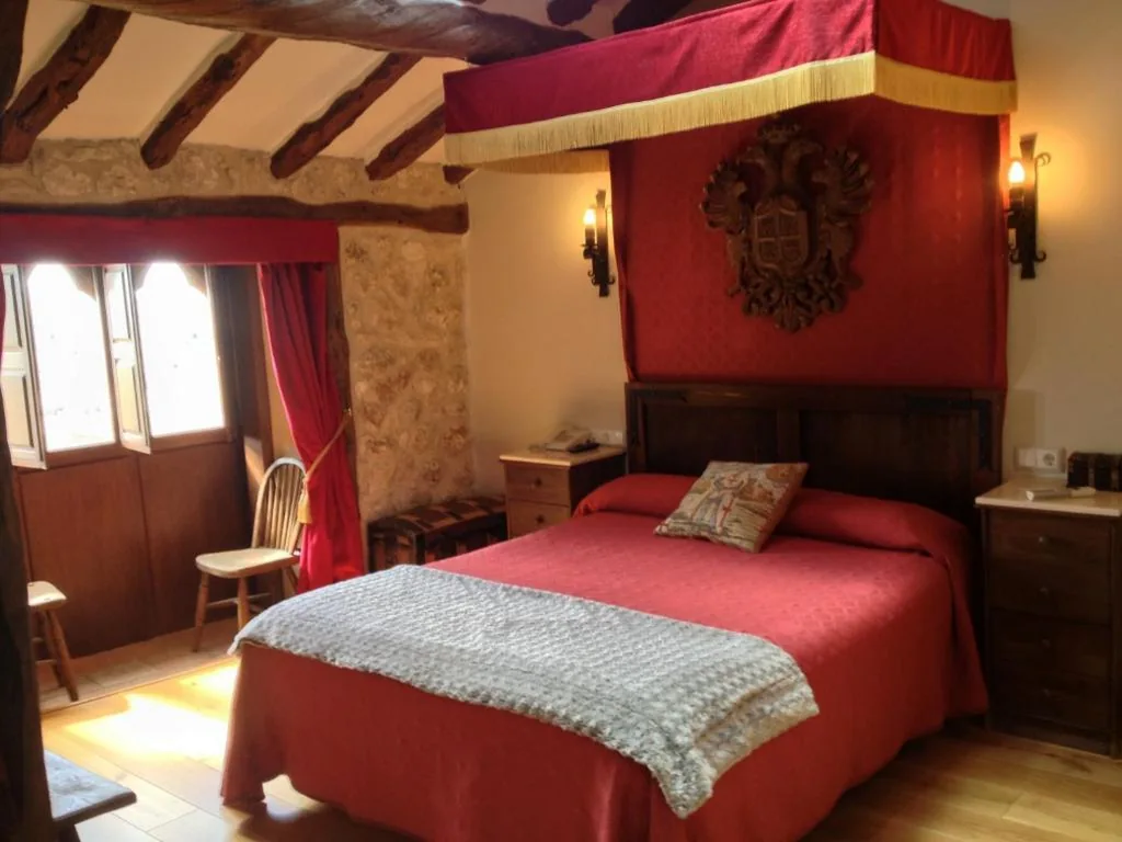 Suite con bañera de hidromasaje — Hotel Rural "El secreto del Castillo"