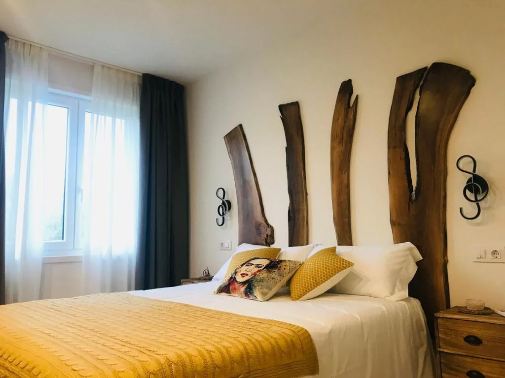 Aangepaste tweepersoonskamer voor gasten met beperkte mobiliteit — Hotel rural Finca Vivaldi Nature & Spa