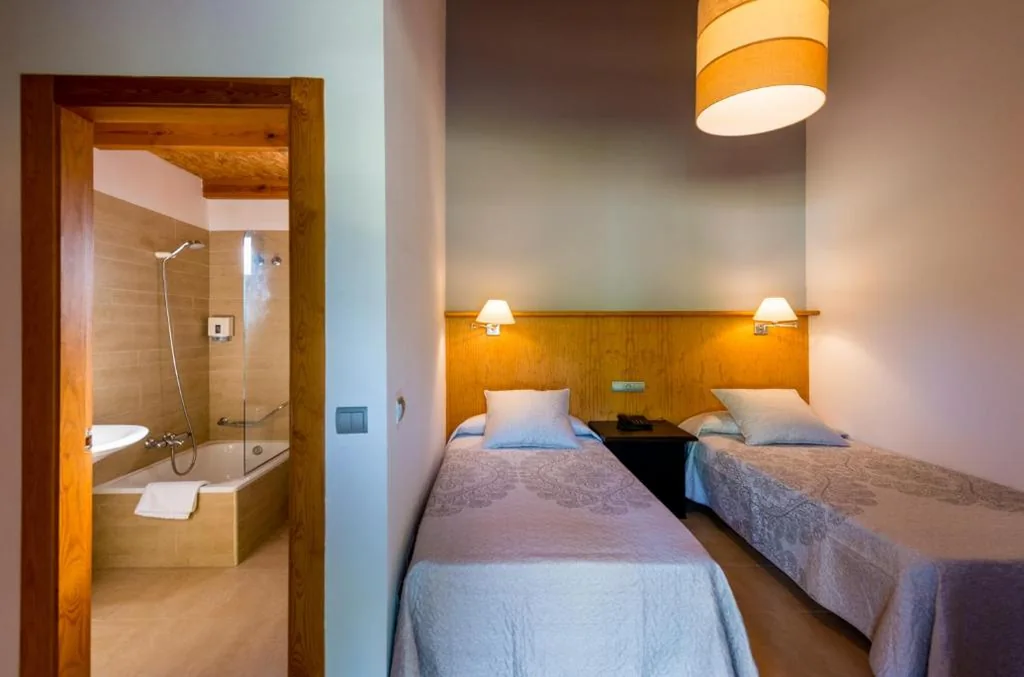 Standard Double Room with Garden View - 2 beds — Hotel Rural Fuentes Blancas
