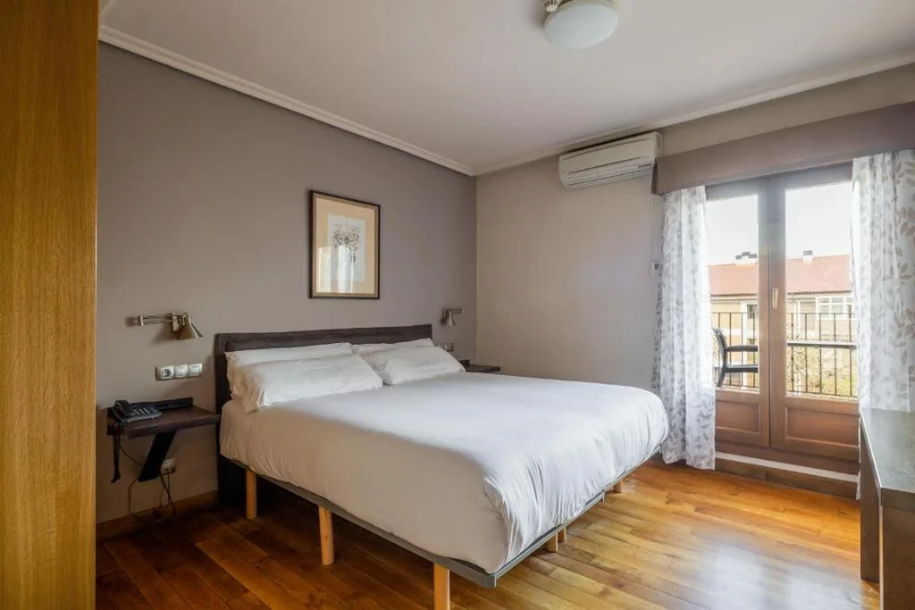 Chambre avec grand lit — Hotel Rural Izar Ondo
